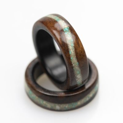 Black Reef – Holzring aus Walnussholz, Ebenholz, Muschel & Türkis