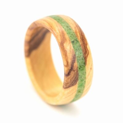 Forest Lilac – Holzring aus Fliederholz & Chromdiopsid