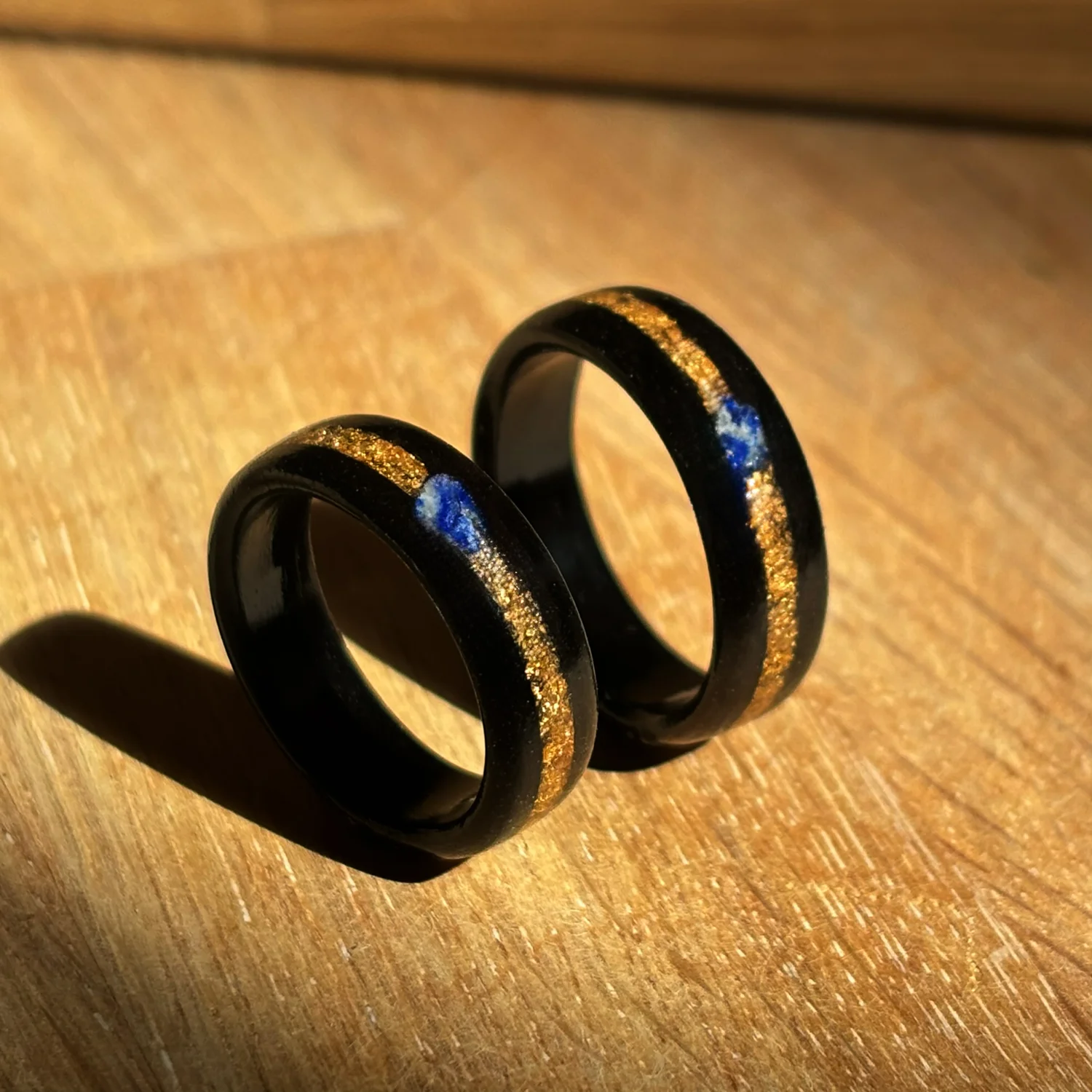 Individuell gefertigter Holzring mit Blattgold-Inlay von michelwald
