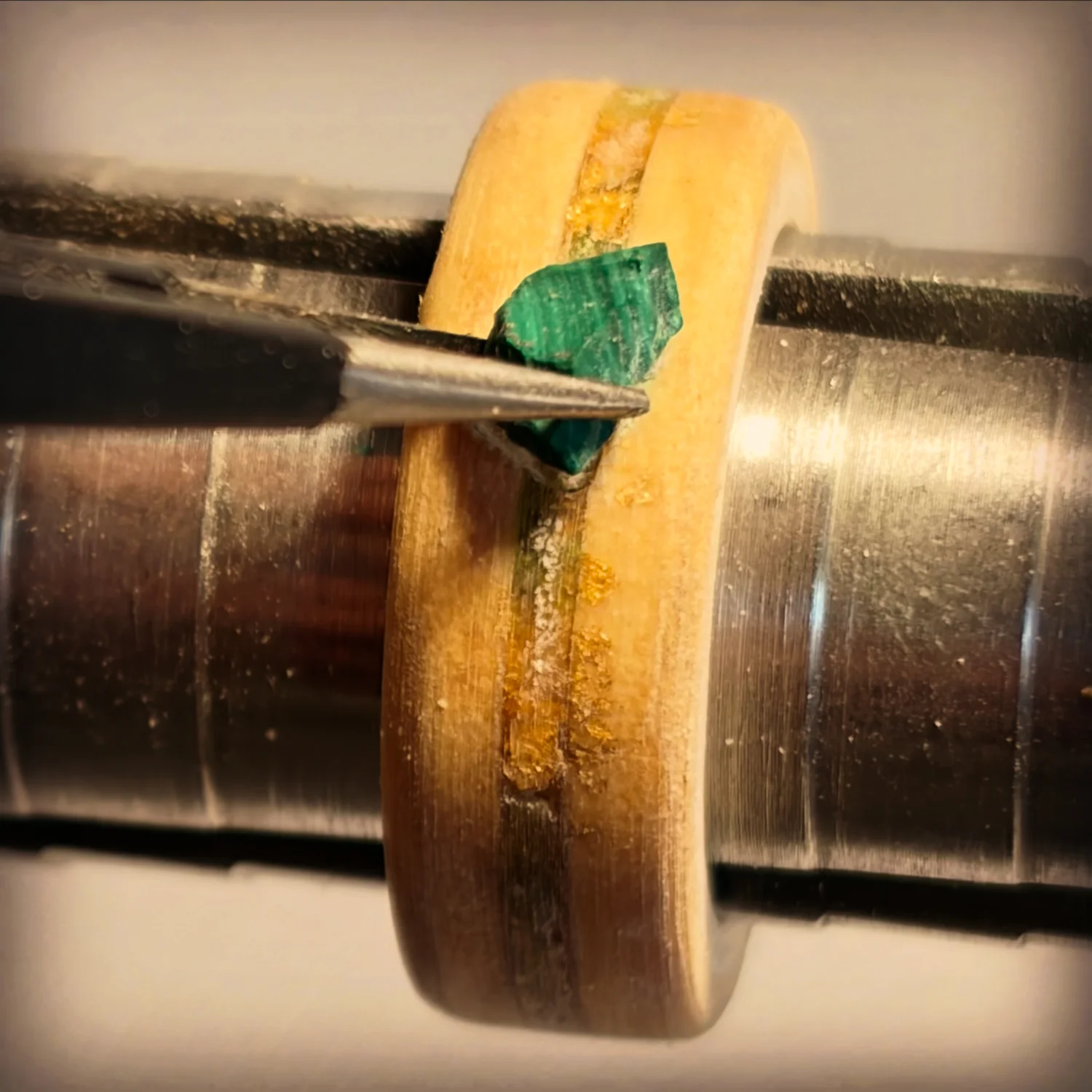 Handarbeit an einem individuellen Holzring von michelwald