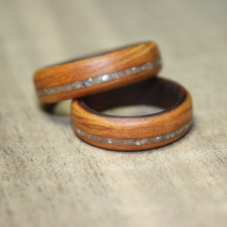 Hochzeitsringe aus Sheoak und Bubinga mit weißem Perlmutt