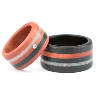 Holzringe aus Ebenholz und Pink Ivory mit weißem Opal und Brillanten