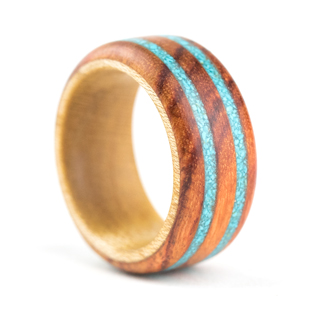 Holzring aus Rosenholz und Ahorn mit Türkis-Inlay