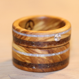 Holzringe aus Olivenholz mit Bernstein Opal und Diamant