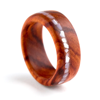 Holzring aus Rosenholz mit Perlmutt-Inlay
