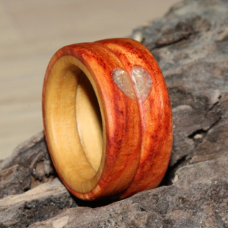 Holzringe aus Ahorn und Rosenholz mit Herzform und Perlmutt