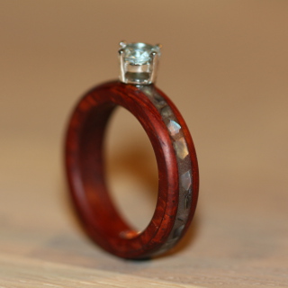 Verlobungsring aus Bubinga mit Perlmutt und blauem Topas