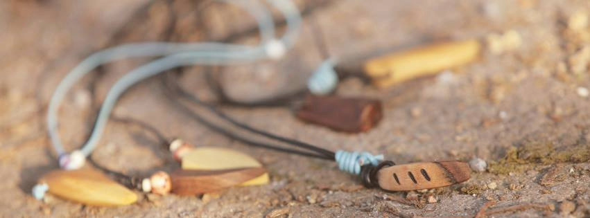 Handgefertigter Holzschmuck von michelwald